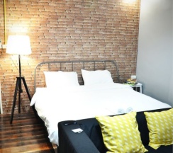 Номер Standard с красивым видом из окна в Goodfellas Thong Lor Hostel