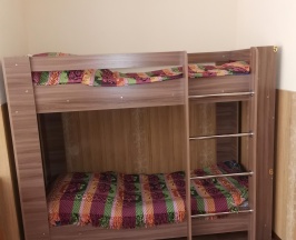 Кровать в 6-местном общем номере в Энви