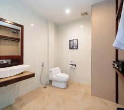 Двухместный номер Premier с балконом и с видом на бассейн двуспальная кровать в Howard Johnson by Wyndham Phuket Naiyang