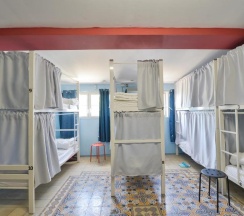 Кровать в общем номере (женский номер) в Caravan Hostel Tel Aviv By Roger Age 18-45