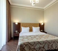 Номер первой категории  "Улучшенный люкс с балконом" в Mari