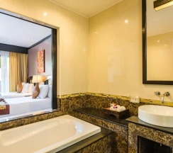 Двухместный номер с видом на бассейн двуспальная кровать в Princess Kamala Beachfront Hotel