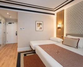Двухместный номер Superior с видом на улицу (двуспальная кровать) в Senator Gran Vía 70 Spa Hotel