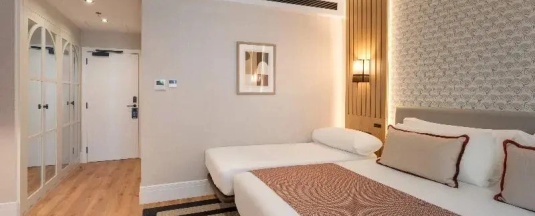 Четырёхместный номер Superior с видом на город в Senator Gran Vía 70 Spa Hotel