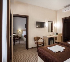 Номер из двух смежных комнат в Bishotel