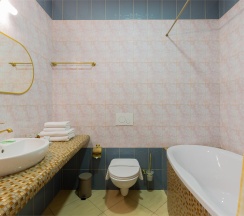 Апартаменты с ванной и балконом в My Favourite Garden Hotel