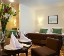Номер люкс семейный с 2 двуспальными кроватями в Garden Hotel & SPA