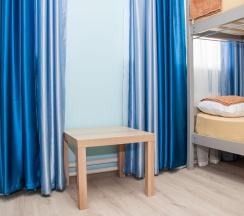 Кровать в 8-местном общем мужском номере Синий в Эко