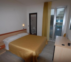 Двухместный номер Standard с частичным видом на море двуспальная кровать в Hotel Tilmar