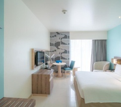 Двухместный номер Standard с видом на бассейн двуспальная кровать в Holiday Inn Express Phuket Patong Beach Central by IHG