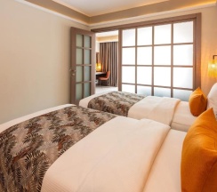 Четырёхместный семейный номер Deluxe с балконом и с видом на бассейн в Tuana Hotels Casa Del Sol