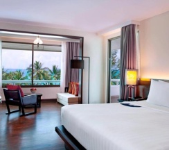 Двухместный номер с террасой с видом на океан двуспальная кровать в Le Meridien Phuket Beach Resort