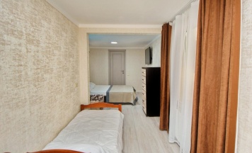 Трёхместный полулюкс с дополнительным спальным местом в Ninel