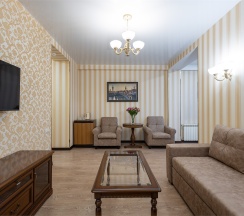 Люкс двухкомнатный без балкона в Golden House