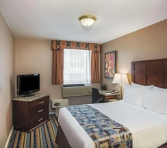 Номер Standard в Ramada Limited Vancouver Downtown