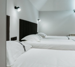 Трёхместный семейный номер Standard с красивым видом из окна в Green Hill Hotel