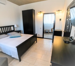 304 - Трехместный мансардный номер с боковым видом на море в Азов Инн