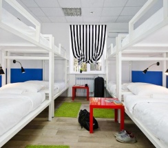 Кровать в 8-местном общем мужском номере в Maxi House