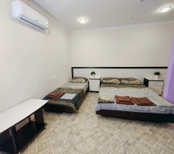 Номер стандарт эконом с 2 односпальными и 1 двуспальной кроватью в Гравитация