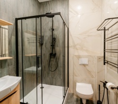 Четырёхместный коттедж Deluxe в Винни-Вилла