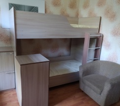 Кровать в 8-местном женском номере в Диско