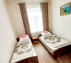 Номер эконом с 1 односпальной и 1 двуспальной кроватью в Маргобай