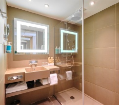 Номер Executive с двуспальной кроватью в Novotel Krasnoyarsk center