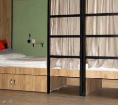 Место в мужской 8 местной комнате в Heritage