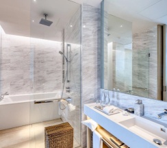 Двухместный Suite & Private Pool Grand Azure с видом на море двуспальная кровать в Twinpalms MontAzure Phuket Resort