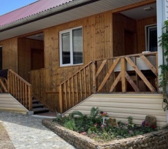 Коттедж c 1 комнатой с балконом и с красивым видом из окна в Нэла