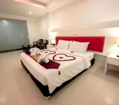 Двухместный люкс c 1 комнатой (двуспальная кровать) в Armoni Patong Beach Hotel