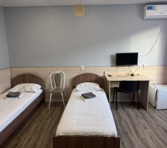 Трехместный номер с общей ванной комнатой на мансарде в Акспай