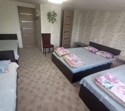 Стандартный семейный номер с 1 двуспальной и 2 односпальными кроватями в Гостевой дом