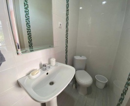 Комната комфорт с 1 односпальной и 1 двуспальной кроватью в Villa Mariya