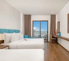 Трёхместный номер Standard с балконом в Gold Plaza Hotel Da Nang