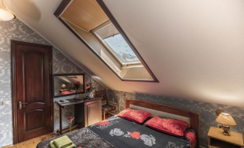 Номер стандарт с 1 двуспальной кроватью (мансарда) в Изумруд