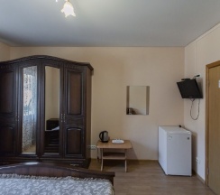 Двухместный номер комфорт с большой кроватью +доп.место, 1-4 человек и балконом в Гостевой дом