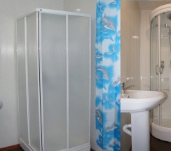 Трехместный номер эконом-класса с общей ванной комнатой в Русская усадьба