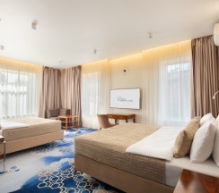 Апартаменты для 5 гостей в V Hotel&Rooftop lounge