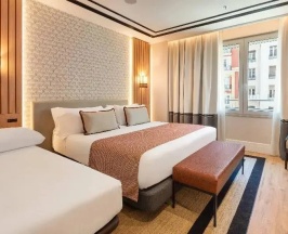 Двухместный номер Superior с видом на улицу (двуспальная кровать) в Senator Gran Vía 70 Spa Hotel