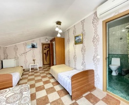 Четырёхместный номер Classic с видом на горы в Апельсин