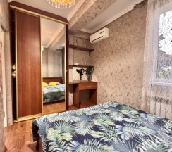 Двухместный семейный номер Comfort с 3 комнатами с балконом и с красивым видом из окна (двуспальная кровать) в ЖК Дельфин 35