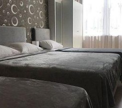 Номер улучшенный с 2 односпальными и 1 двуспальной кроватью в Mon Michel