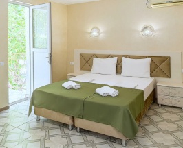 Четырёхместный номер Standard с балконом в Хризантема