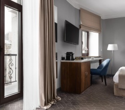 Номер стандарт с 1 двуспальной кроватью и балконом (вид во двор) в Hartwell hotel