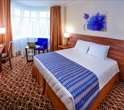 Бизнес с двуспальной кроватью KING SIZE в Raymond
