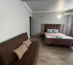 Трёхместные апартаменты Comfort с балконом и с красивым видом из окна в Радуга