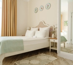 Двухместный номер Provence Standard №10 c 1 комнатой с красивым видом из окна двуспальная кровать в Лель