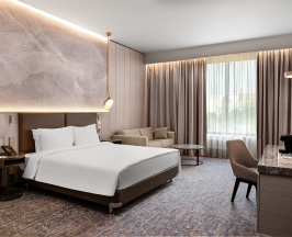 Полулюкс для людей с ограниченными возможностями с одной большой кроватью в Cosmos Selection Moscow Arbat