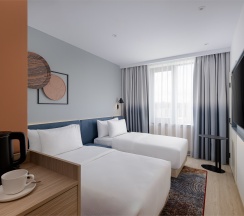 Семейный номер с межкомнатной дверью в Hampton by Hilton